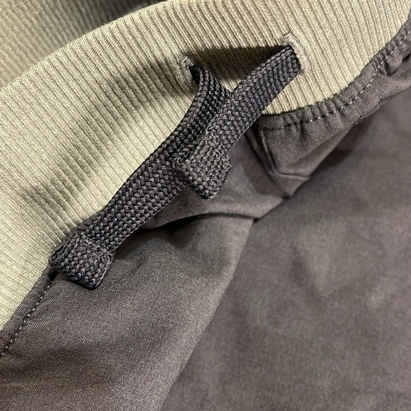 Under armour youth medium shorts / capris lightweight pants in dark grey - Picture 4 of 6